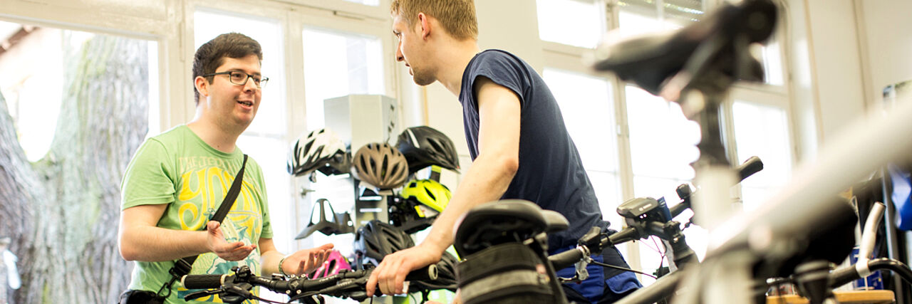 BBW Fahrradwerkstatt Kladow Auszubildender mit Kunden