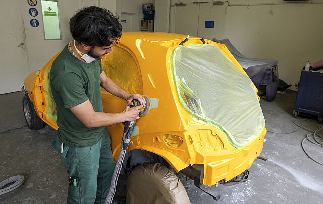 Schüler lackiert Auto