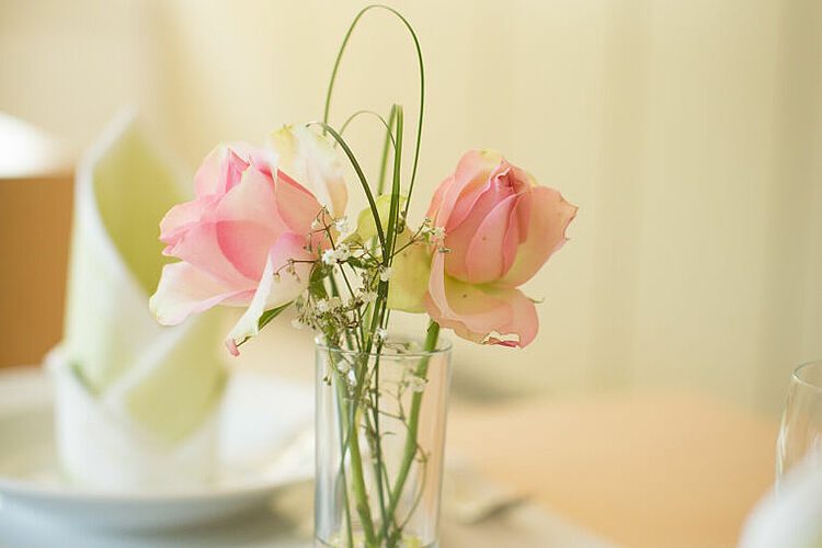 Hauswirtschaft Fachpraktiker In der Hauswirtschaft lernen Auszubildende, Tische geschmackvoll einzudecken